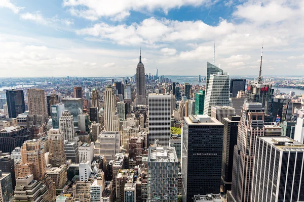 Met het oog op Downtown Manhattan met de beroemde Empire State Building — Stockfoto