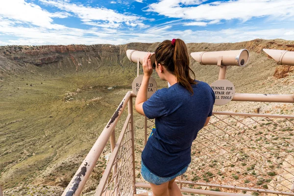 Chica y la vista del cráter de meteoros, Flagstaff — Foto de Stock