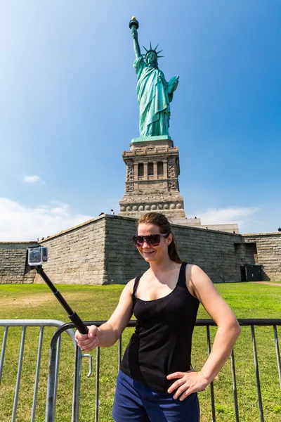 Özgürlük Anıtı'nın önünde bir selfie alarak modeli Jana — Stok fotoğraf