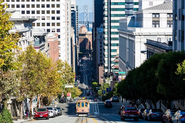 Widok z California Street w kierunku centrum w San Francisco — Zdjęcie stockowe
