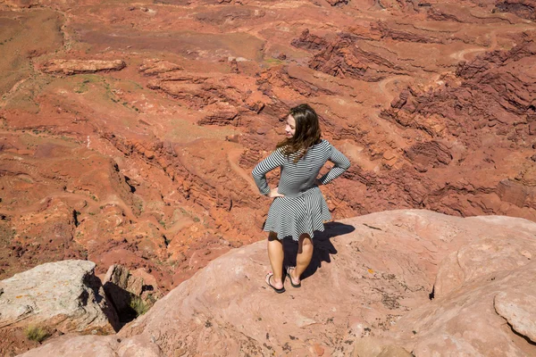 Dívka s výhledem na Anticline výhled, národní Park Canyonlands — Stock fotografie
