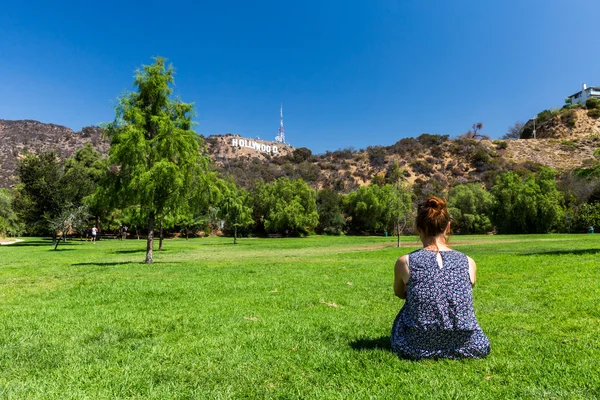 Girl in the Lake Hollywood Park, Los Angeles — Stock Photo, Image