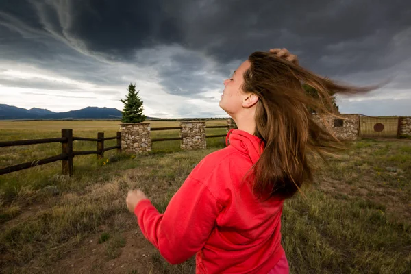 Una ragazza in piedi contro il vento — Foto Stock