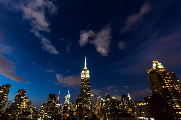 Vista al Midtown Manhattan con el famoso Empire State Building al atardecer — Foto de Stock