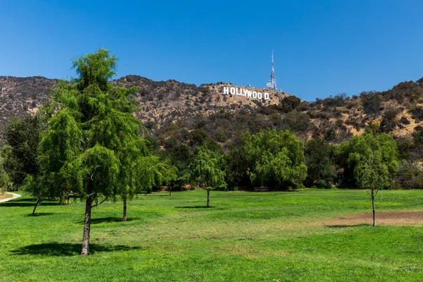 Vue sur le lac Hollywood Park et le panneau Hollywood — Photo