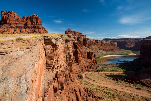 Kilátás a Canyonlands Nemzeti Park peremén fehér út mentén — Stock Fotó