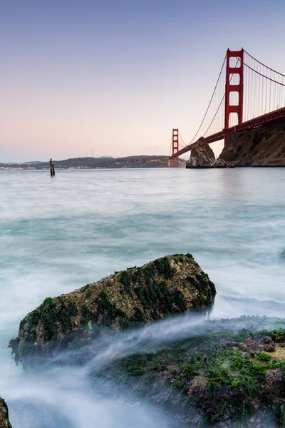 Podul Golden Gate din San Francisco la apus de soare — Fotografie, imagine de stoc