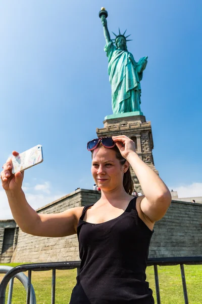 Özgürlük Anıtı'nın önünde bir selfie alarak modeli Jana — Stok fotoğraf