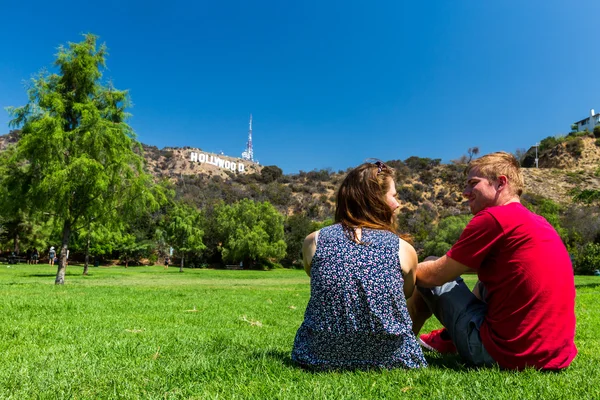 Genç çift ve Lake Hollywood Park ve Hollywood sign