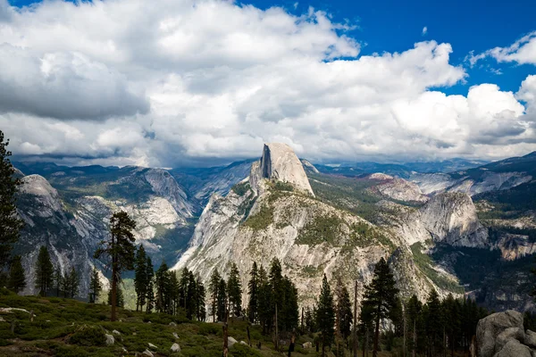 Cúpula Media en el Parque Nacional Yosemite — Foto de Stock