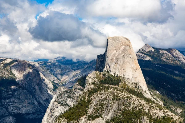 Halv kupol i yosemite national park — Stockfoto