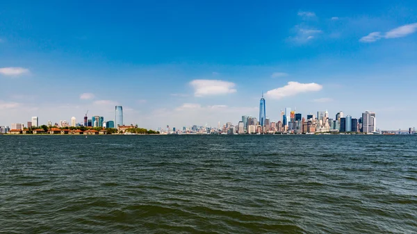 Widokiem Manhattanu z boku Liberty Island — Zdjęcie stockowe