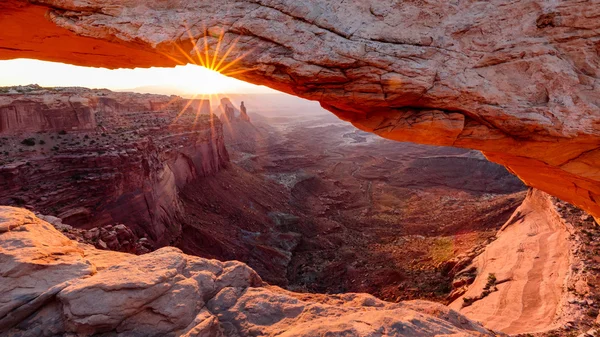 Αψίδα μεσα στην Ανατολή του ήλιου, εθνικό πάρκο Canyonlands — Φωτογραφία Αρχείου