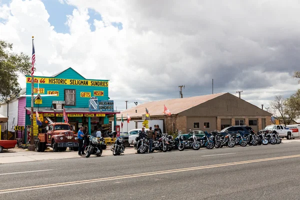 Výhled na route 66 dekorace v městě Seligman v Arizoně — Stock fotografie