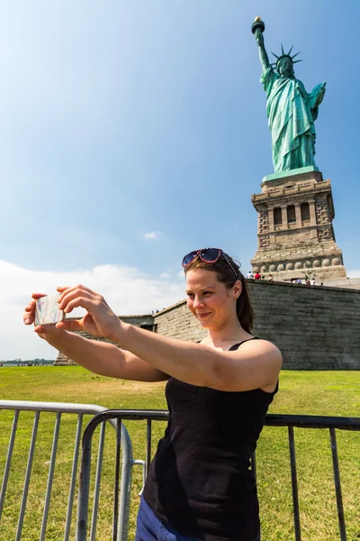 Özgürlük Anıtı'nın önünde bir selfie alarak modeli Jana — Stok fotoğraf