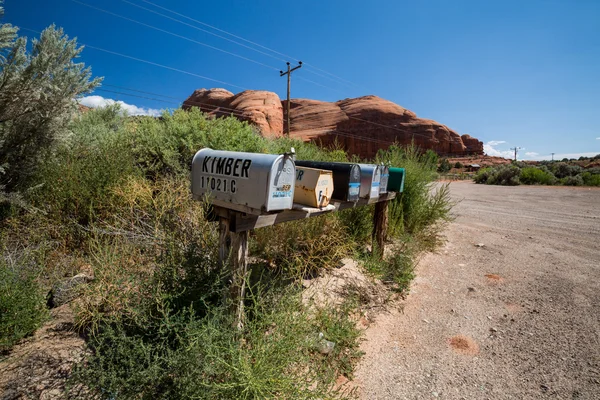 Außenansichten von Briefkästen auf einer Holzsteckdose in der Nähe von Moab — Stockfoto