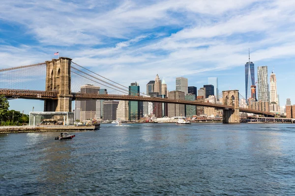 Views of the Brooklyn Bridge on a summer day — Stock Photo, Image