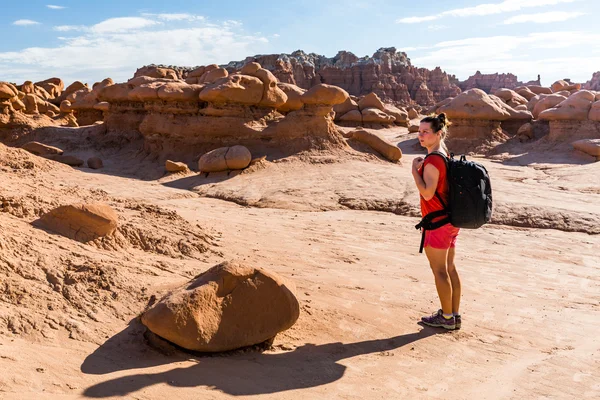 Cestovatel dívka v Goblin Valley State Park — Stock fotografie