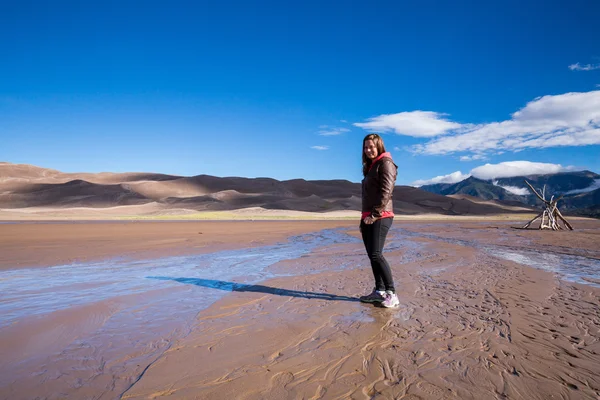 Ragazza che salta vicino al Parco Nazionale delle Grandi Dune di Sabbia — Foto Stock