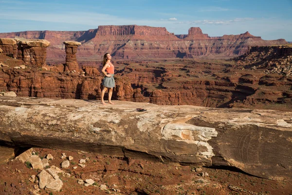 Κορίτσι στο Muscleman τόξο, Canyonlands εθνικό πάρκο — Φωτογραφία Αρχείου