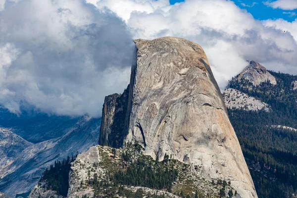 Yosemite Milli Parkı içinde yarım kubbe — Stok fotoğraf