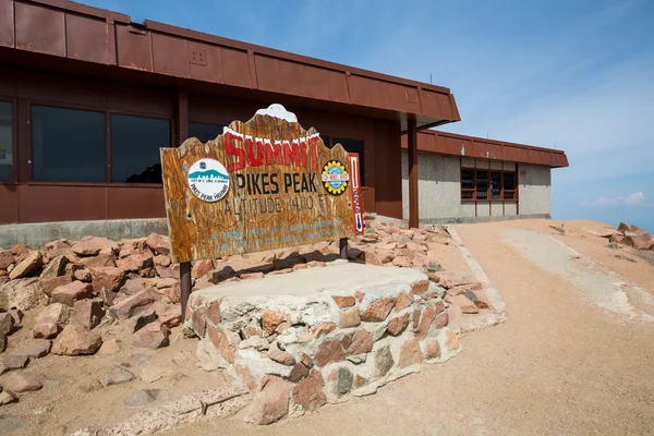 Vistas da placa de sinal Pikes Peak no topo da montanha — Fotografia de Stock