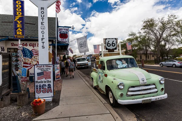 Výhled na route 66 dekorace v městě Seligman v Arizoně — Stock fotografie