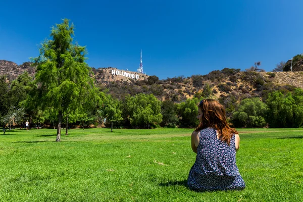 Meisje in het Lake Hollywood Park, Los Angeles — Stockfoto