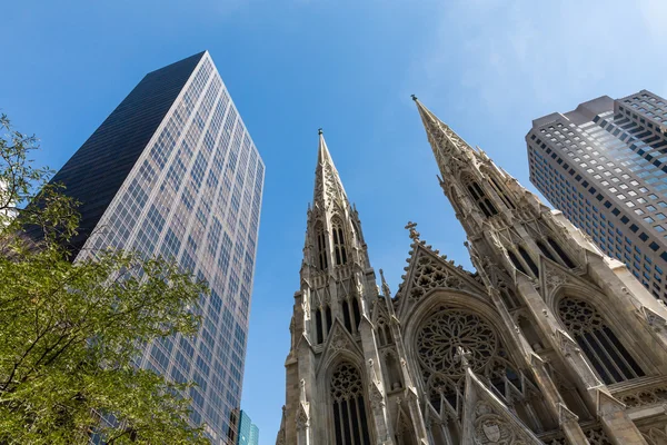 St. Patrick Katedrali Midtown Manhattan'ın görünümüne — Stok fotoğraf