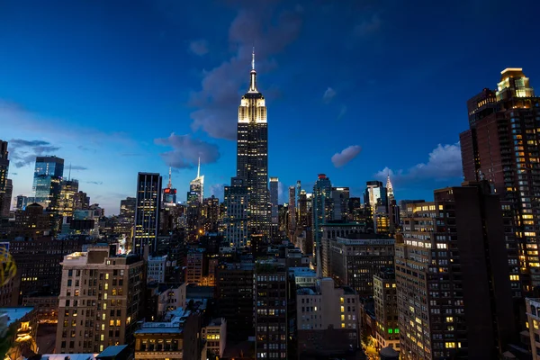 Вид на центр Манхэттена со знаменитым Эмпайр-стейт-билдинг на закате — стоковое фото