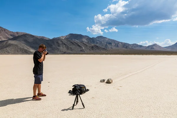 Man making photos near Racetrack in the Death Valley National Park — Stock Photo, Image