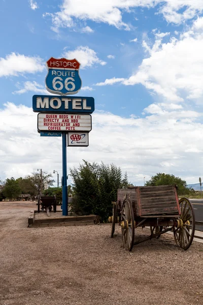 Vistas de la ruta 66 decoraciones en la ciudad de Seligman en Arizona —  Fotos de Stock