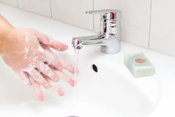 Man handen wassen met zeep — Stockfoto