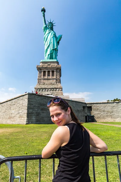 Modell Jana vesz a Szabadság-szobor előtt egy selfie — Stock Fotó