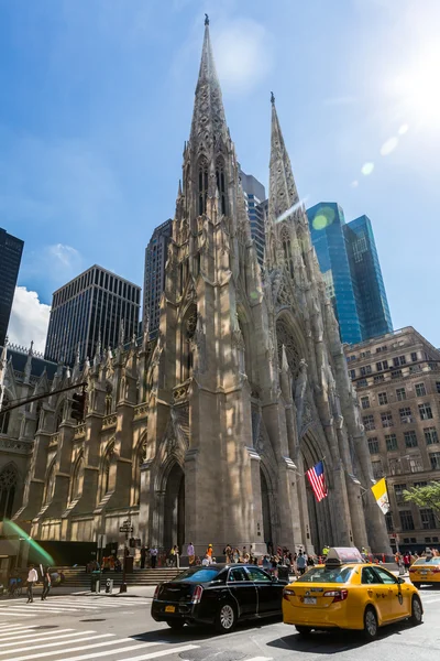 St. Patrick Katedrali Midtown Manhattan'ın görünümüne — Stok fotoğraf