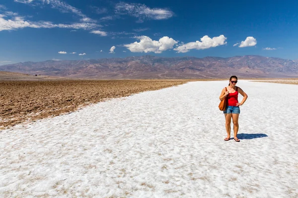 Girl in Badwater Basin, Death Valley National Park — Stock Photo, Image