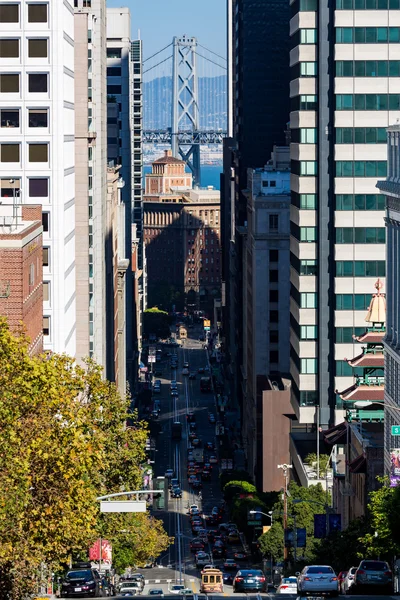 San Francisco のダウンタウン方向のカリフォルニア通りの眺め — ストック写真