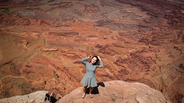 Menina com vista para o mirante Anticline, Parque Nacional de Canyonlands — Fotografia de Stock