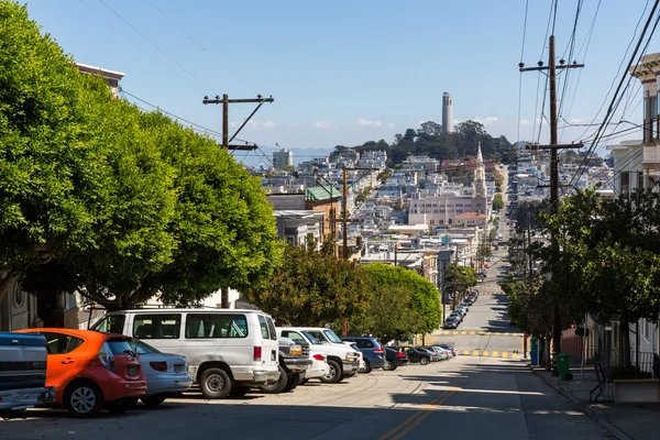 Uitzicht op de straat van Greenwich in richting Coit Tower in San Francisco — Stockfoto