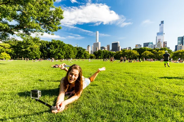 Chica tomando selfie y vistas desde el gran prado Central Park a Midtown Nueva York —  Fotos de Stock