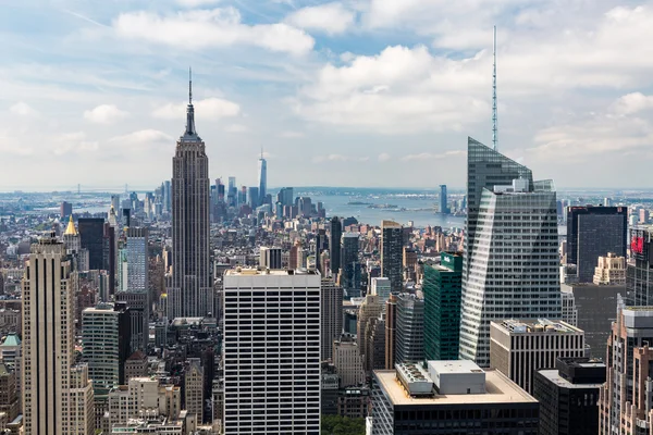 Вид на центр Манхэттена со знаменитым Эмпайр-стейт-билдинг — стоковое фото
