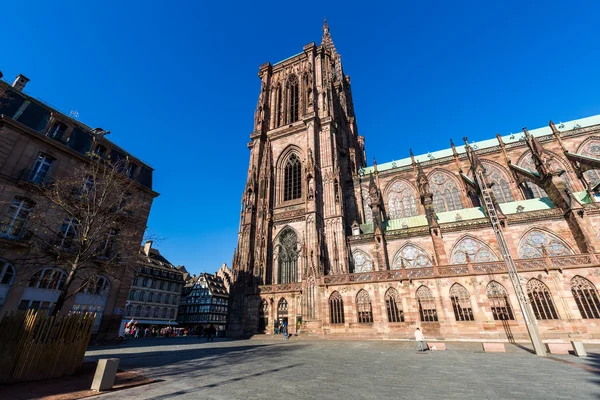 Εξωτερικές απόψεις του Καθεδρικός Ναός της Παναγίας με το παλαιό μέρος της πόλης του Στρασβούργου — Φωτογραφία Αρχείου