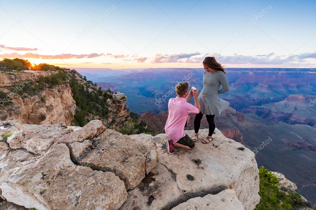 Romantic proposal in Grand Canyon