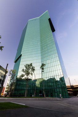 Zürih'teki binaların ünlü kartpostal görünümü