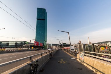 Zürih'teki binaların ünlü kartpostal görünümü