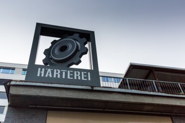 Ünlü kartpostal görünümü çeşitli ev sahipliği yapmaktadır ve Zürih yeni kasaba kilise