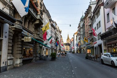 Ünlü kartpostal görünümü çeşitli ev sahipliği yapmaktadır ve Zürih'te kiliseleri