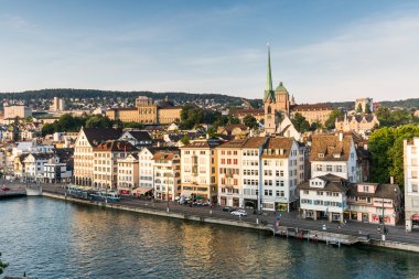 Ünlü kartpostal görünümü çeşitli ev sahipliği yapmaktadır ve Zürih'te kiliseleri