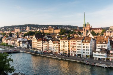 Ünlü kartpostal görünümü çeşitli ev sahipliği yapmaktadır ve Zürih'te kiliseleri