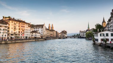Ünlü kartpostal görünümü çeşitli ev sahipliği yapmaktadır ve Zürih'te kiliseleri